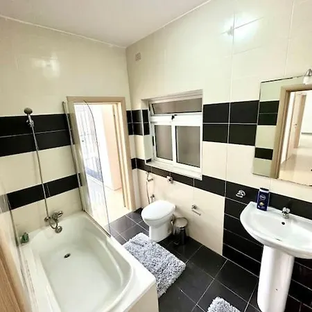 Modern - Close To The & Pv Apartment *